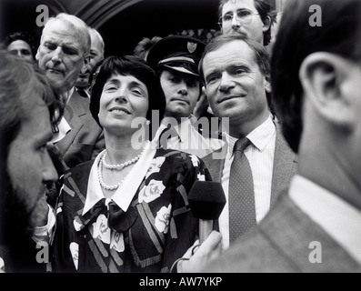 Jeffrey archer et mary archer sortir triomphant après avoir remporté le procès en diffamation en mentant à la Haute Cour de Londres Banque D'Images