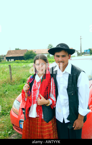 L'Europe Roumanie Transylvanie Gipsy wedding wedding party à groom s home avant de partir à bride s village Banque D'Images