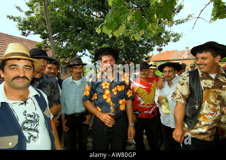 L'Europe Roumanie Transylvanie Gipsy wedding wedding party à bride s home Banque D'Images