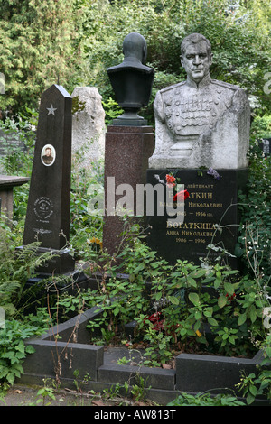 Tombes des généraux soviétiques au cimetière Novodievitchi à Moscou, Russie Banque D'Images