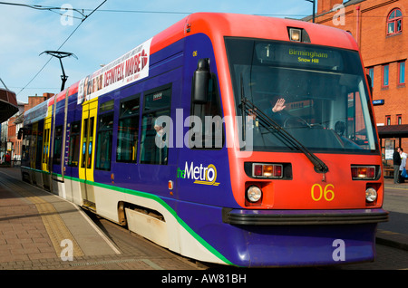 Midland Metro tram quittant l'arrêt de tramway St George's à Wolverhampton. Banque D'Images