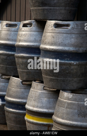 La bière de barils de métal vide empilés à l'extérieur d'un pub Banque D'Images