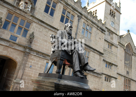 Statue de Charles Darwin à l'extérieur de la bibliothèque de portes du château à Shrewsbury Shropshire Banque D'Images