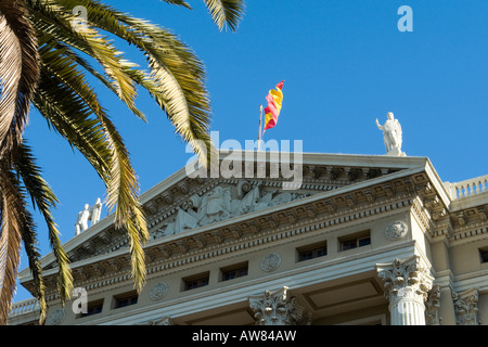 drapeau espagnol de l'arbre de palmier sur le bâtiment des gouverneurs militaires la Rambla Barcelone Espagne Europe Banque D'Images