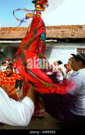 L'Europe Roumanie Transylvanie Gipsy wedding wedding party à bride s home Banque D'Images