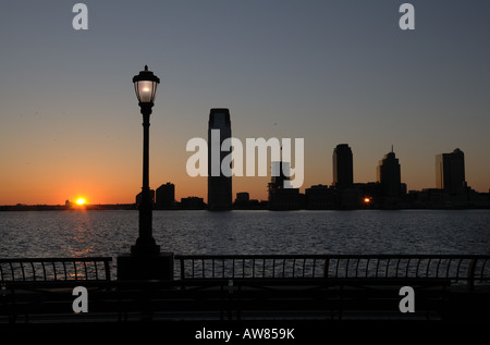 Coucher de soleil sur la rivière Hudson à l'ouest à partir de Battery Park City à Manhattan à Jersey City, New Jersey. Banque D'Images