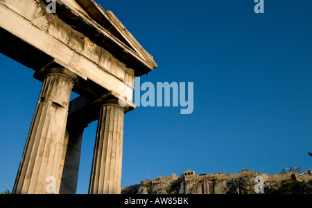 Les vestiges de la porte ouest dans le forum romain dans l'Agora antique d'Athènes, avec l'Acropole, dans l'arrière-plan Banque D'Images