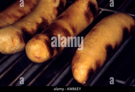 Saucisses grillées sur un barbecue électrique à partir de la france Banque D'Images