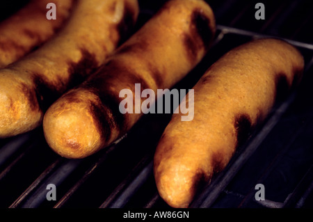 Saucisses grillées sur un barbecue électrique à partir de la france Banque D'Images