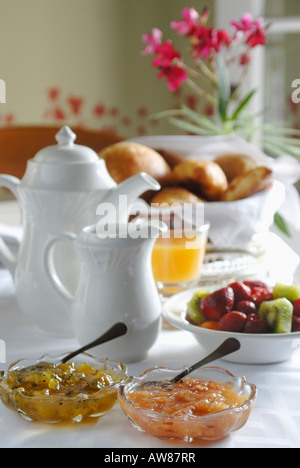 Petit-déjeuner à l'hôtel 'Villa de Loulia' à Peroulades, village de l'île de Corfou (Kerkyra) Grèce Banque D'Images