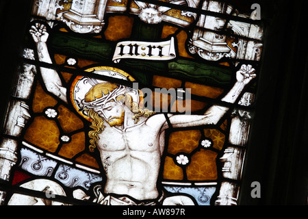 Vitrail représentant la crucifixion du Christ à St Michaels et tous les Anges Lincolnshire Stamford Uffington Banque D'Images