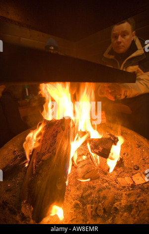 Une famille par un réchauffement de la Fire dans un refuge de montagne dans le Parc National Urho Kekkosen près de Houston Le nord de la Finlande Banque D'Images