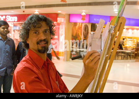 L'homme à l'intérieur d'une des caricatures dessin indien moderne shopping mall et centre commercial Banque D'Images