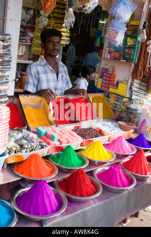 Poudres et colorants en vente pour utilisation dans la notation de l'Hindu front place ou Tilaka Banque D'Images