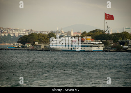 Un bateau de croisière au port sur le Bosphore, Istanbul, Turquie Banque D'Images