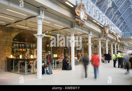 Café sur le hall de la gare internationale de St Pancras, Londres, Angleterre. Banque D'Images