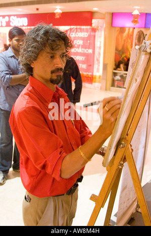 L'homme à l'intérieur d'une des caricatures dessin indien moderne shopping mall et centre commercial Banque D'Images