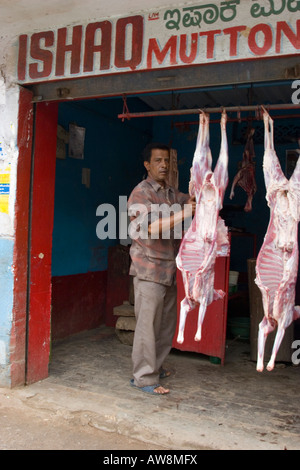 Les carcasses des moutons la pendaison pour vente à l'extérieur un mouton shop à Bangalore Inde Banque D'Images