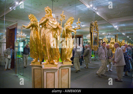 Les touristes qui visitent la galerie des glaces à l'intérieur de l'époque baroque monastère bénédictin de l'Abbaye de Melk dans la région de Wachau en Autriche Banque D'Images