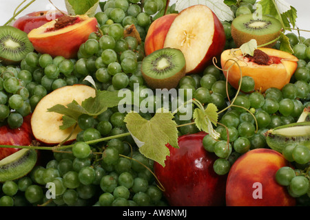 Marché des agriculteurs avec des raisins frais et divers fruits gros plan au-dessus vue de dessus arrière-plan gros plan personne horizontal aux États-Unis haute résolution Banque D'Images