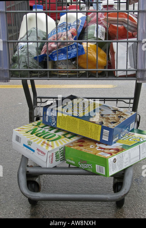 Le chariot de fil d'achat plein de produits du supermarché images photos photos format vertical très haute résolution aux États-Unis haute résolution US haute résolution Banque D'Images