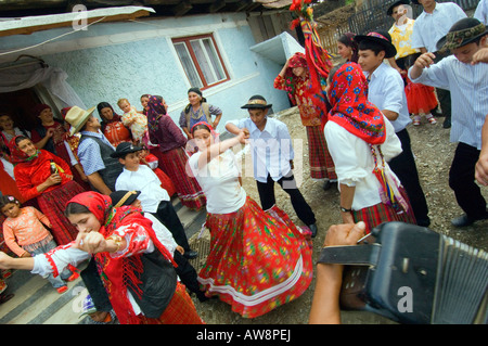 L'Europe Roumanie Transylvanie Gipsy wedding wedding party à bride s home Banque D'Images