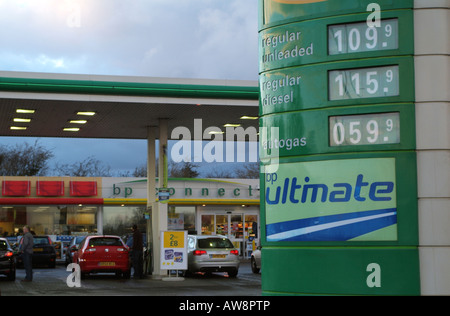Le prix du carburant à la station BP Banque D'Images