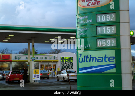 Le prix du carburant à la station BP Banque D'Images