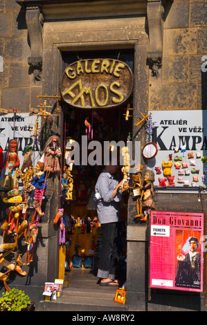 Une boutique de souvenirs dans le quartier de Mala Strana de Prague, la capitale de l'UE en République Tchèque Banque D'Images