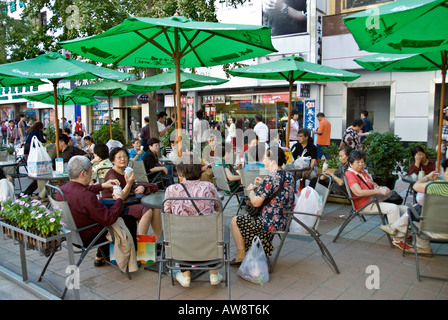 Beijing CHINE, des femmes chinoises surpeuplées prenant « Tea Break » sur Cafe Terrace assis rue scène de café, trottoir, groupe d'amis sur la ville de vacances [arrière] Banque D'Images