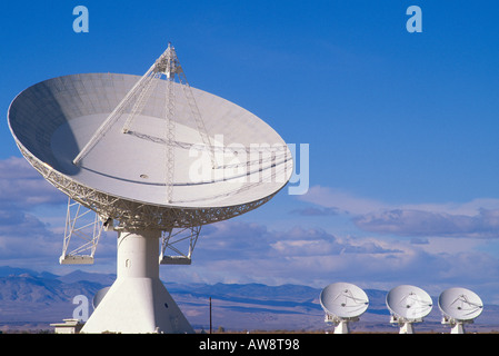 40 mètres et tableau de fréquences millimétriques Owens Valley Radio Observatory est de la Sierra Nevada en Californie Banque D'Images