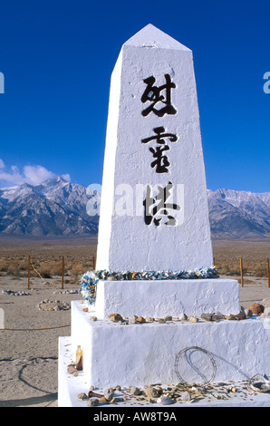 Obélisque dans le cimetière Manzanar sous Mt Williamson Owens Valley Manzanar National Historic Site Californie Banque D'Images