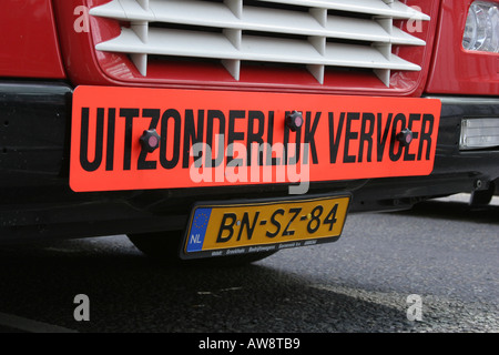 Véhicule long panneau d'avertissement en néerlandais sur l'avant d'un camion Banque D'Images