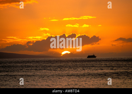 Coucher de soleil derrière les nuages sur l'île de Lanai et le Lahaina West Maui Hawaii Lanai ferry Banque D'Images