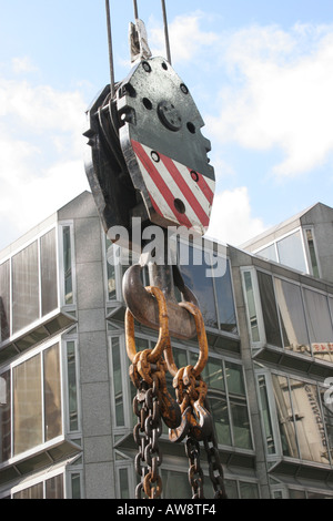 Bloc de grue et des chaînes au cours d'ascenseur dans le centre de Londres, à l'extérieur des bureaux Banque D'Images