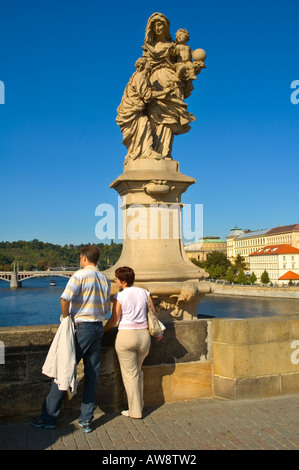 Les gens sur pont Charles Prague République tchèque EU Banque D'Images