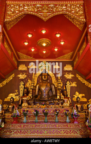 Phra Jao Fil Thong libre de l'une des plus grandes et des plus belles images de Bouddha en Thaïlande est actuellement installé dans l'ubosoth à W Banque D'Images