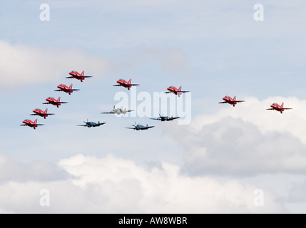 La seconde guerre mondiale conservé deux Hurricane de la Royal Air Force et Spitfire fighters vol en formation avec les flèches rouges à RAF Fairford Banque D'Images