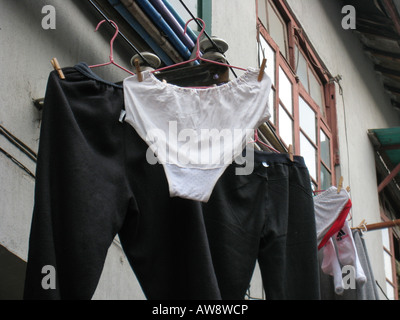 Blanchisserie tomber en public dans la vieille ville Puxi district de Shanghai en République populaire de Chine RÉPUBLIQUE POPULAIRE DE CHINE Banque D'Images