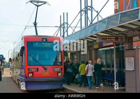 Midland Metro tram quittant l'arrêt de tramway St George's à Wolverhampton. Banque D'Images