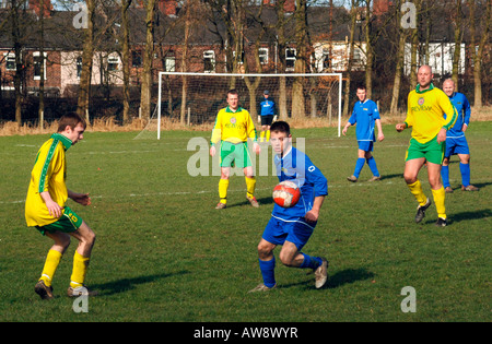 Un match de football amateur Ligue dimanche,qui ont lieu dans le Staffordshire en Angleterre. Banque D'Images