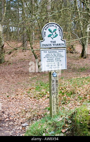 National Trust signe avec statuts et l'emblème de la feuille d'acorn post sur le long du chemin Banque D'Images