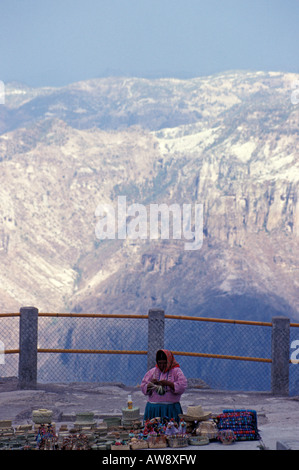 Les Indiens Tarahumara femme vendant de l'artisanat à l'Divisadero lookout, Copper Canyon, Chihuahua, Mexique Banque D'Images