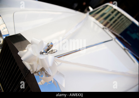 L'avant d'un livre blanc ROLLS ROYCE SILVER SHADOW II avec voiture de mariage attaché du ruban blanc Banque D'Images