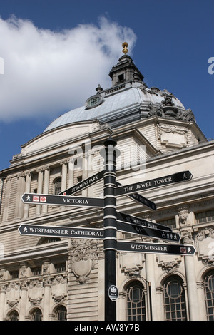 Londres montrant la direction de sites touristiques majeurs, en face de la salle centrale méthodiste Banque D'Images