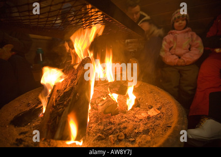 Une famille par un réchauffement de la Fire dans un refuge de montagne dans le Parc National Urho Kekkosen près de Houston Le nord de la Finlande Banque D'Images