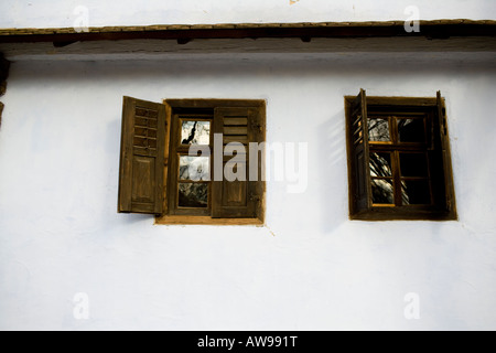 Cottage Chambre blanche avec deux fenêtres et volets en bois Banque D'Images
