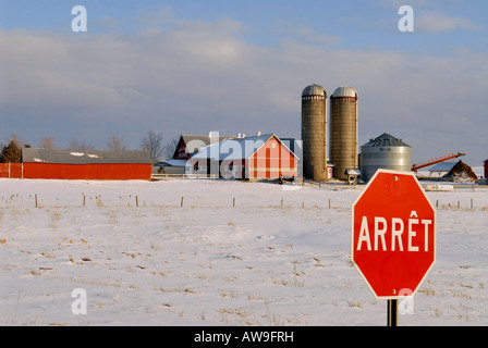 Ferme dans les cantons de l'Est Québec langue française avec panneau d'arrêt à l'avant Banque D'Images