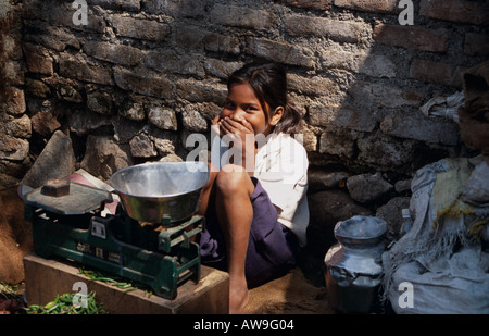 Fille de l'école participer à un marché, Daulatabad, près de Aurangabad, Maharashtra, Inde Banque D'Images