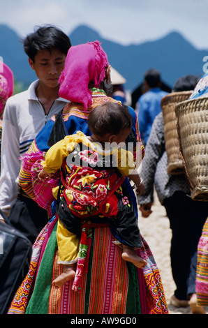 Femme Hmong et enfants au marché de Coc Ly dans le nord du Vietnam Banque D'Images